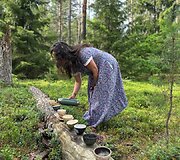 Vilnių i&scaron;keitė į mi&scaron;ką ir atidarė restoraną: Ieva vai&scaron;ina patiekalais, kurių meniu diktuoja pati gamta