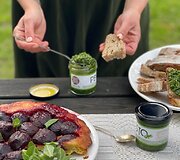 Vilnių i&scaron;keitė į mi&scaron;ką ir atidarė restoraną: Ieva vai&scaron;ina patiekalais, kurių meniu diktuoja pati gamta