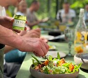 Vilnių i&scaron;keitė į mi&scaron;ką ir atidarė restoraną: Ieva vai&scaron;ina patiekalais, kurių meniu diktuoja pati gamta