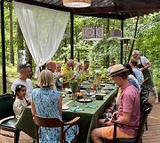 Vilnių i&scaron;keitė į mi&scaron;ką ir atidarė restoraną: Ieva vai&scaron;ina patiekalais, kurių meniu diktuoja pati gamta