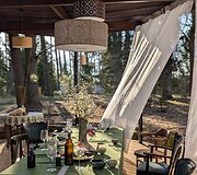 Vilnių i&scaron;keitė į mi&scaron;ką ir atidarė restoraną: Ieva vai&scaron;ina patiekalais, kurių meniu diktuoja pati gamta