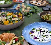 Vilnių i&scaron;keitė į mi&scaron;ką ir atidarė restoraną: Ieva vai&scaron;ina patiekalais, kurių meniu diktuoja pati gamta