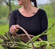 Vilnių i&scaron;keitė į mi&scaron;ką ir atidarė restoraną: Ieva vai&scaron;ina patiekalais, kurių meniu diktuoja pati gamta