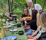 Vilnių i&scaron;keitė į mi&scaron;ką ir atidarė restoraną: Ieva vai&scaron;ina patiekalais, kurių meniu diktuoja pati gamta