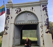 Meno kūrinių kapinės Plungės rajone