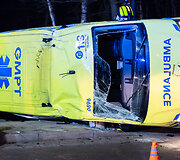 Vilniuje apvirto greitosios pagalbos automobilis
