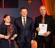 I&scaron;kilmingame Vilniaus mero priėmime buvo pasveikintos poros, &scaron;venčiančios jubiliejines santuokų sukaktis, susituokusių prie&scaron; 50 metų ir daugiau &ndash; viena i&scaron; jų kartu net 65 metus..&nbsp;