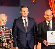 I&scaron;kilmingame Vilniaus mero priėmime buvo pasveikintos poros, &scaron;venčiančios jubiliejines santuokų sukaktis, susituokusių prie&scaron; 50 metų ir daugiau &ndash; viena i&scaron; jų kartu net 65 metus..&nbsp;