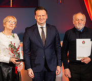 I&scaron;kilmingame Vilniaus mero priėmime buvo pasveikintos poros, &scaron;venčiančios jubiliejines santuokų sukaktis, susituokusių prie&scaron; 50 metų ir daugiau &ndash; viena i&scaron; jų kartu net 65 metus..&nbsp;