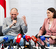 Po 5 metų i&scaron;laisvintas Siarhejus Cichanouskis kartu su žmona surengė spaudos konferenciją
