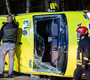 Vilniuje apvirto greitosios pagalbos automobilis