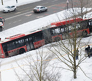 Autobusas nulėkė nuo kelio