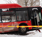 Autobusas nulėkė nuo kelio