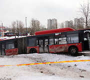 Autobusas nulėkė nuo kelio