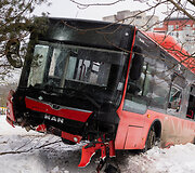 Autobusas nulėkė nuo kelio