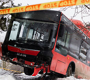 Autobusas nulėkė nuo kelio