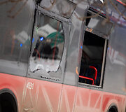 Autobusas nulėkė nuo kelio