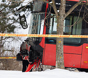 Autobusas nulėkė nuo kelio