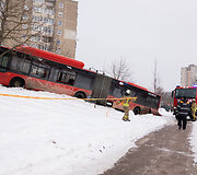 Autobusas nulėkė nuo kelio