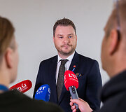 Kastytis Žuromskas ai&scaron;kinasi apie jį į ministrus delegavusios &bdquo;Nemuno au&scaron;ros&ldquo; daromą įtaką jo kuruojamos srities sprendimams, partijos narių galimus pažeidimus statybų ir aplinkosaugos srityse