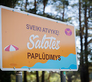 Vilniečiai mėgaujasi kar&scaron;tu &scaron;e&scaron;tadieniu prie ežero