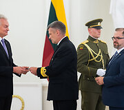 Prezidentūroje suteiktas kontradmirolo laipsnis flotilės admirolui Giedriui Premeneckui ir generolo majoro laipsnis brigados generolui Žilvinui Gaubiu