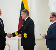 Prezidentūroje suteiktas kontradmirolo laipsnis flotilės admirolui Giedriui Premeneckui ir generolo majoro laipsnis brigados generolui Žilvinui Gaubiu