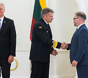 Prezidentūroje suteiktas kontradmirolo laipsnis flotilės admirolui Giedriui Premeneckui ir generolo majoro laipsnis brigados generolui Žilvinui Gaubiu