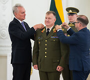 Prezidentūroje suteiktas kontradmirolo laipsnis flotilės admirolui Giedriui Premeneckui ir generolo majoro laipsnis brigados generolui Žilvinui Gaubiu