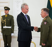 Prezidentūroje suteiktas kontradmirolo laipsnis flotilės admirolui Giedriui Premeneckui ir generolo majoro laipsnis brigados generolui Žilvinui Gaubiu