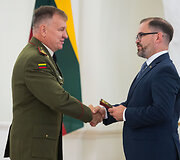 Prezidentūroje suteiktas kontradmirolo laipsnis flotilės admirolui Giedriui Premeneckui ir generolo majoro laipsnis brigados generolui Žilvinui Gaubiu