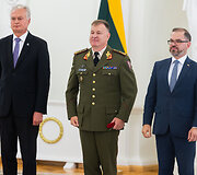 Prezidentūroje suteiktas kontradmirolo laipsnis flotilės admirolui Giedriui Premeneckui ir generolo majoro laipsnis brigados generolui Žilvinui Gaubiu