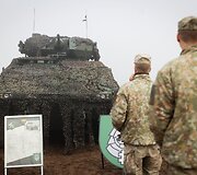 Pirmųjų Lietuvos kariuomenės tankų įgulų vykdomas kovinis &scaron;audymas i&scaron; tankų &bdquo;Leopard 2A6&ldquo;