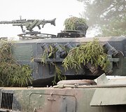 Pirmųjų Lietuvos kariuomenės tankų įgulų vykdomas kovinis &scaron;audymas i&scaron; tankų &bdquo;Leopard 2A6&ldquo;