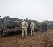 Pirmųjų Lietuvos kariuomenės tankų įgulų vykdomas kovinis &scaron;audymas i&scaron; tankų &bdquo;Leopard 2A6&ldquo;