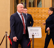 Seimo nariai renkasi į uždarą posėdį Kovo 11-osios salėje.