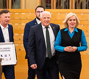 Seimo nariai renkasi į uždarą posėdį Kovo 11-osios salėje.