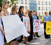 Įspėjamoji protesto akcija, kurioje profesinės sąjungos i&scaron;rei&scaron;kė savo nuomonę apie Teisingumo ministerijos vadovų vykdomą Lietuvos kalėjimų tarnybos direktoriaus Mindaugo Kairio diskreditacijos kampaniją