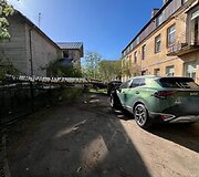 Gūsingo vėjo padariniai: Vilniaus Nočios g. ant ma&scaron;inos užvirto ilgametis beržas