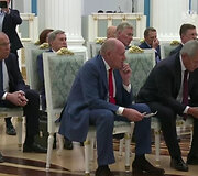 Prie&scaron; susitikimą su Trumpu Putinas sukvietė auk&scaron;čiausius Rusijos pareigūnus
