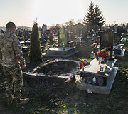 Nazaras Daleckis stovi prie savo kapo