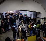 Kyjivo gyventojai slėptuvėje metro stotyje