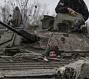 Ukrainos karys tanke BMP-2, judančiame Bachmuto link