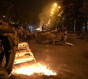 Protestuotojų sudeginti automobiliai