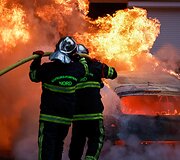 Ugniagesiai gesina protestuotojų sukeltus gaisrus