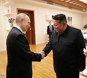 Rusijos prezidentas Vladimiras Putinas ir &Scaron;iaurės Korėjos lyderis Kim Jong Unas