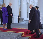 Joe Bidenas ir Jill Biden pasitinka Donaldą Trumpą ir Melania Trumo