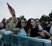 Uostamiestyje &bdquo;&Scaron;vyturys BHouse&ldquo; erdvėje o&scaron;ė skonių ir muzikos jūra: į Aludarių dienos festivalį susirinko tūkstančiai