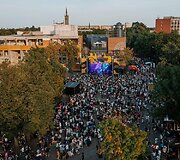 Uostamiestyje &bdquo;&Scaron;vyturys BHouse&ldquo; erdvėje o&scaron;ė skonių ir muzikos jūra: į Aludarių dienos festivalį susirinko tūkstančiai