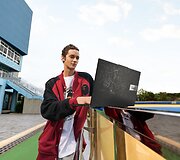 ASUS pristato i&scaron;skirtinę &bdquo;VivoBook S 15 OLED BAPE&ldquo; gatvės drabužių liniją, sukurtą novatori&scaron;kai bendradarbiaujant su &bdquo;A BATHING APE&ldquo;